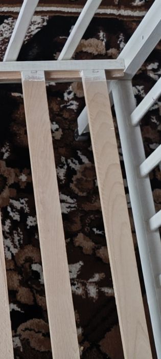 Дитяче дерев'яне ліжечко