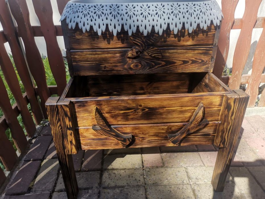 Drewniana donica na kwiaty