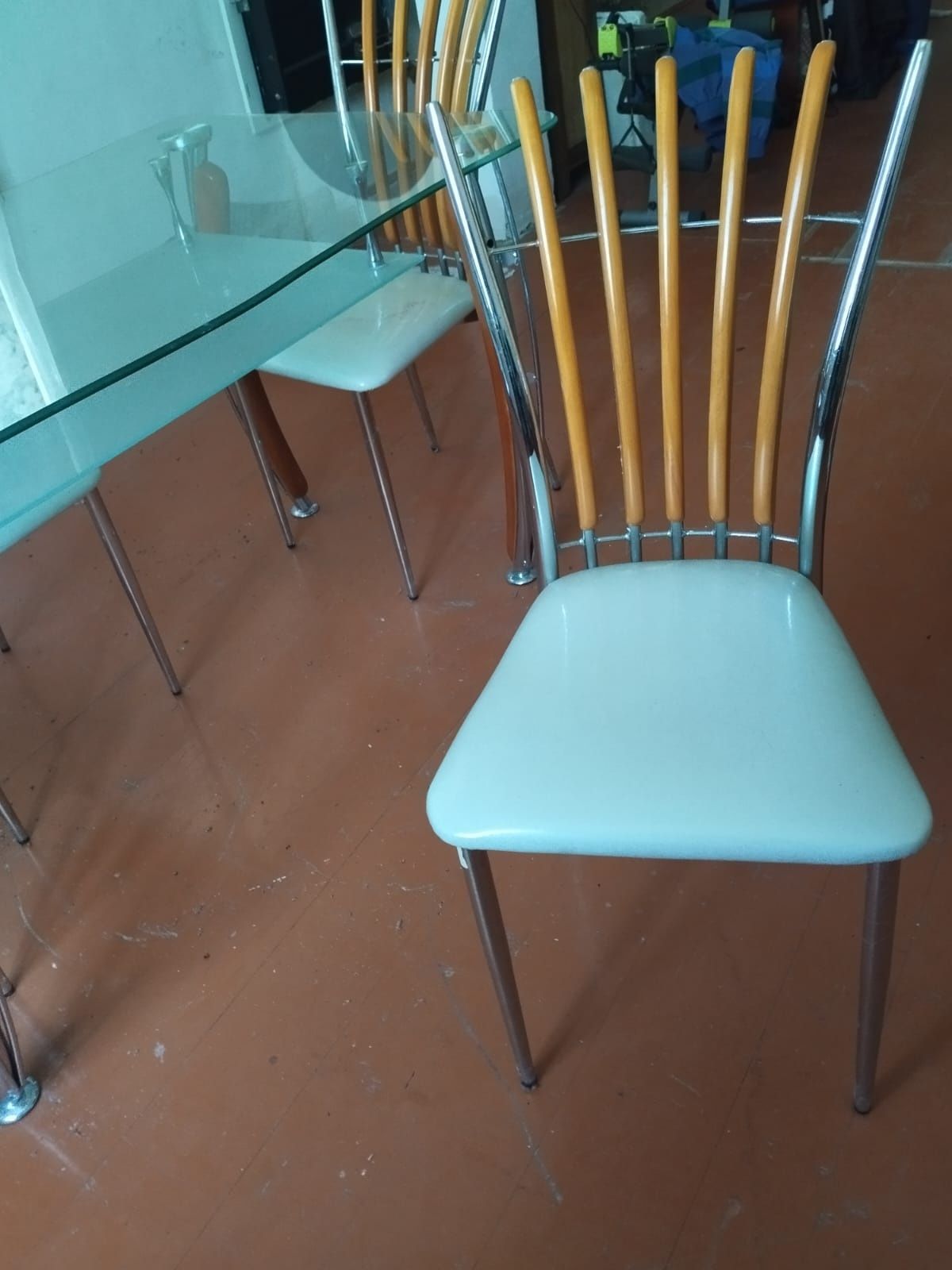 Стікляний стіл з кріслами