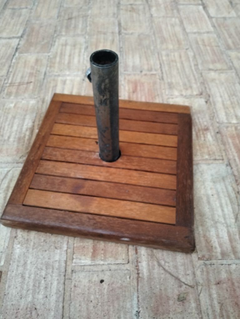 Base de chapéu em aço com cobertura em madeira