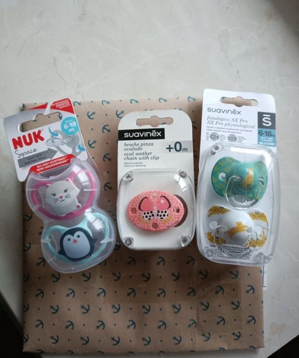 Пустышки и клипса, ванночки, вожжи и погремушки.