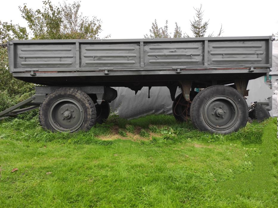 Duża porządna przyczepa rolnicza sztywna