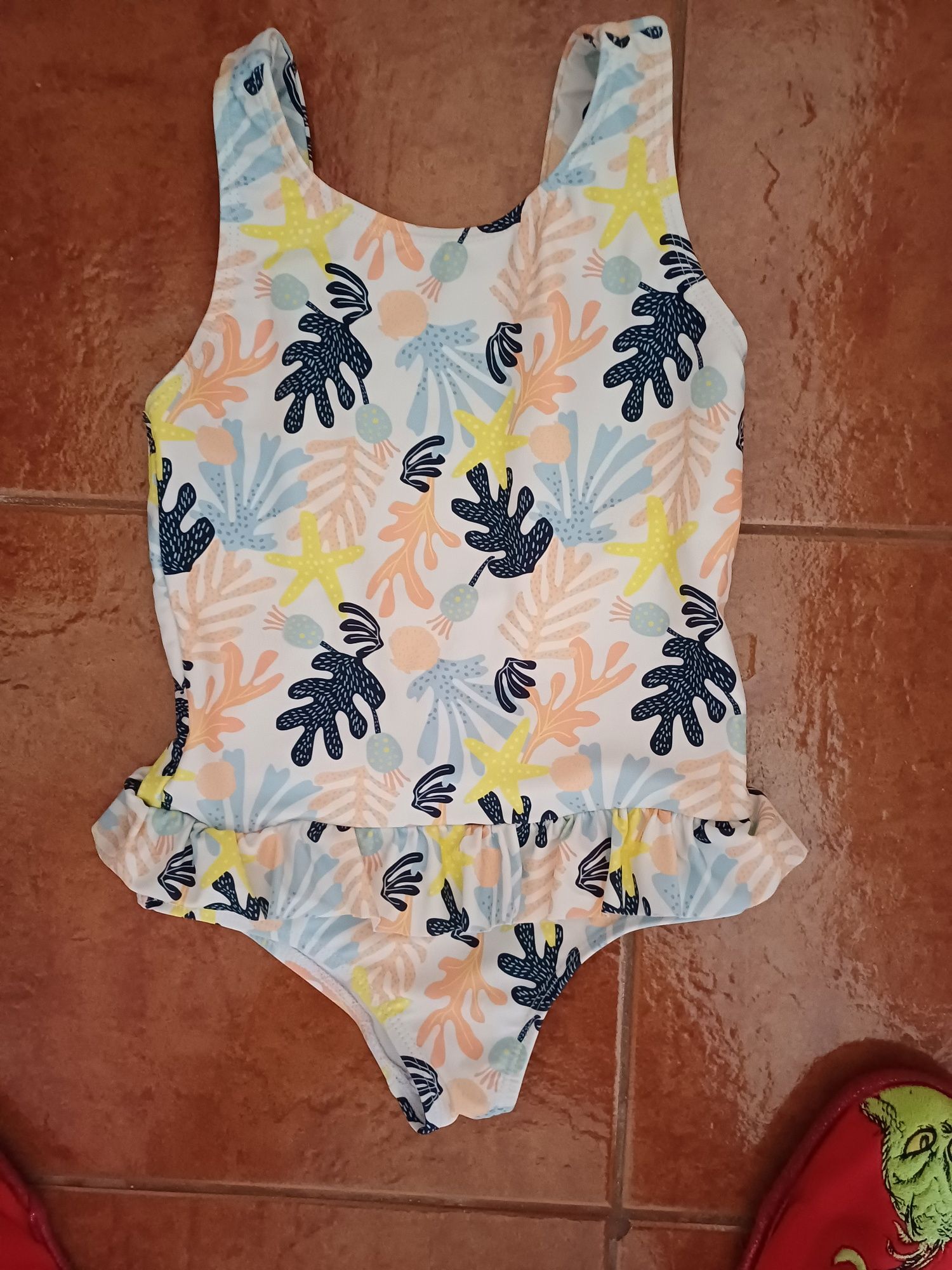 Menina 4 fatos de banho em óptimo estado,já que não foram muito usados