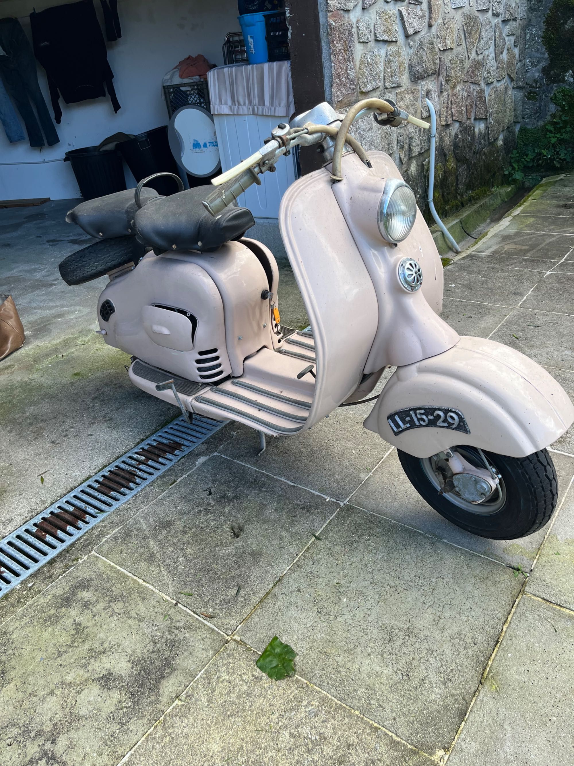 Lambreta 1960, em bom estado.