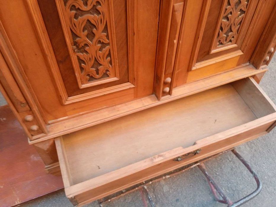 Шкаф антикварный резной.