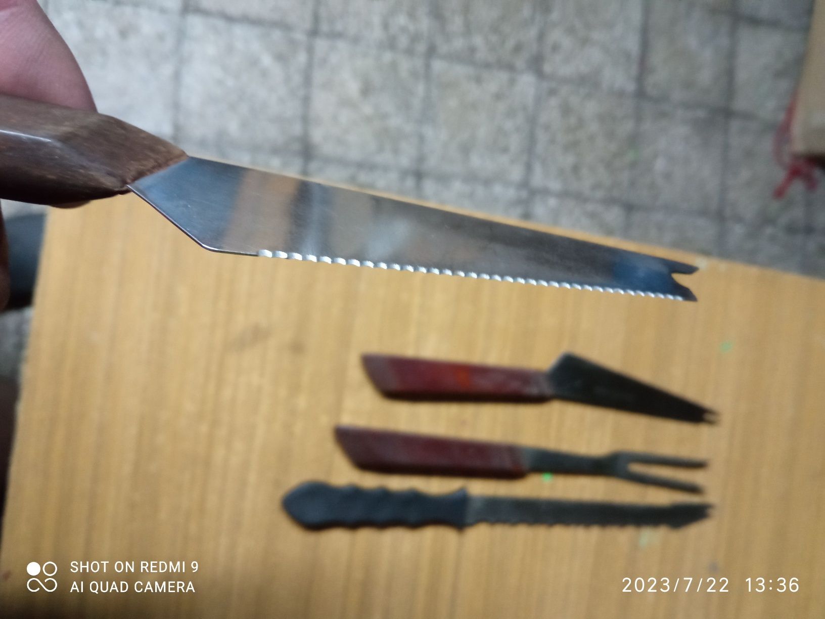Zestaw metalowych 4 noży,piłek  i szpikulca do mięsa, chleba  retro