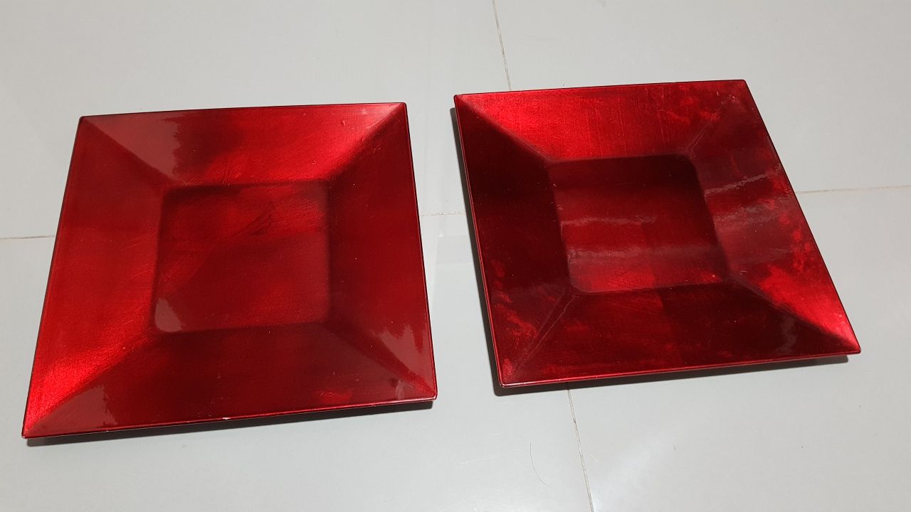 Pratos decorativos em vermelho