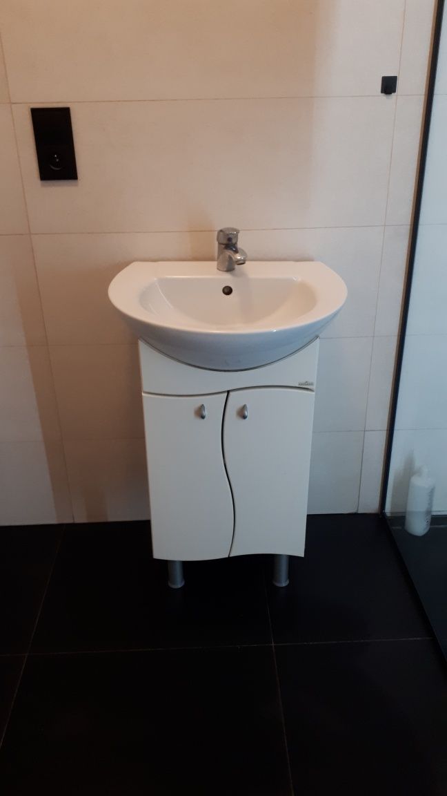 Szafka z umywalką z baterią