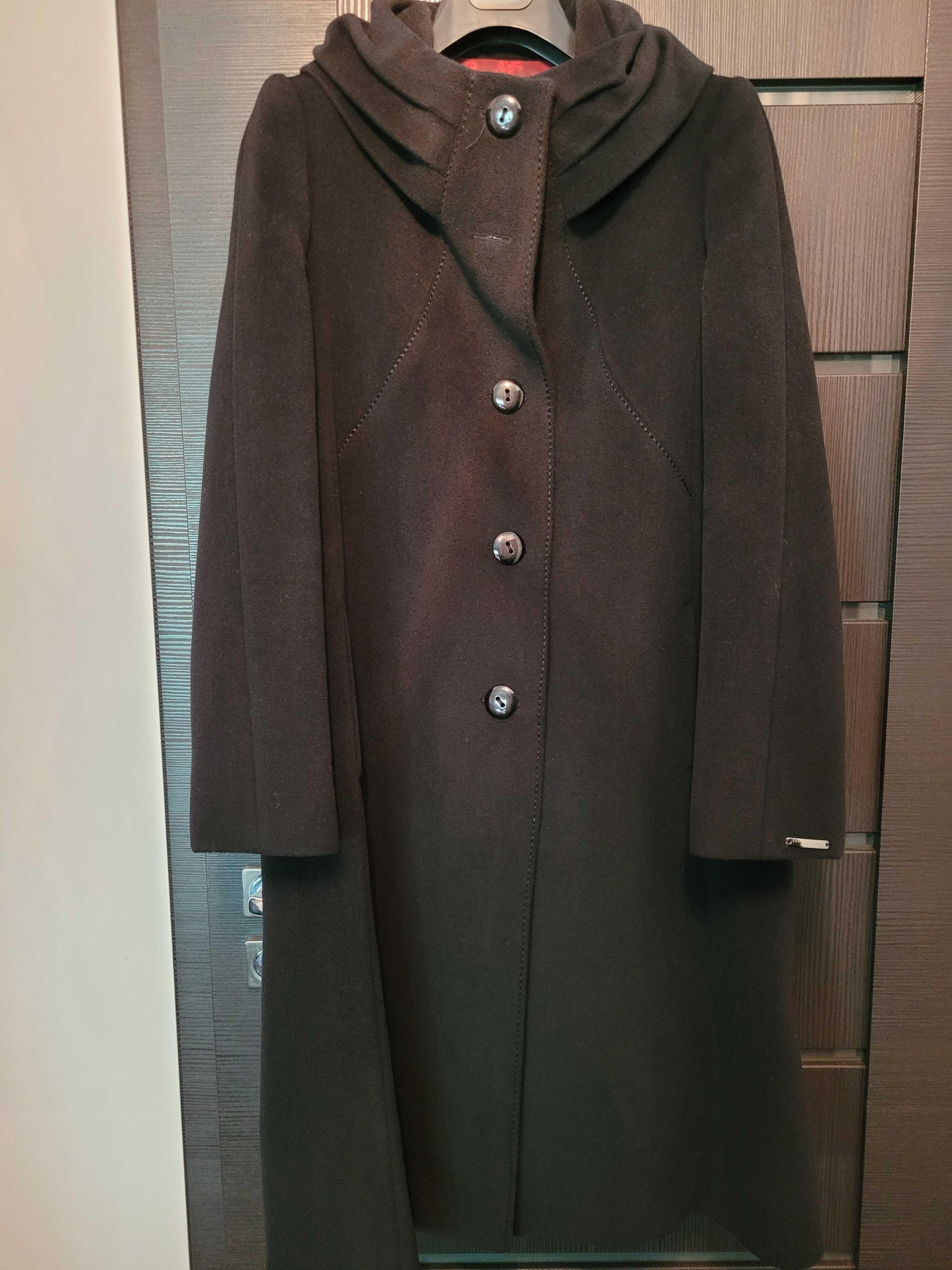 Elegancki płaszcz z kolekcji Dziekański