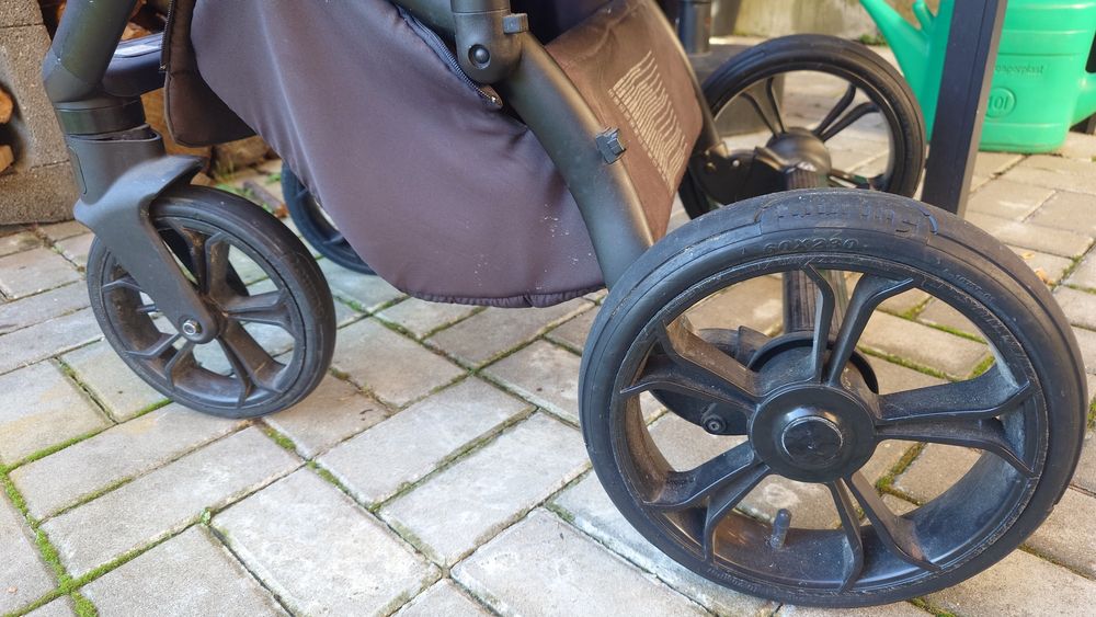 Wózek na dużych kołach pompowanych