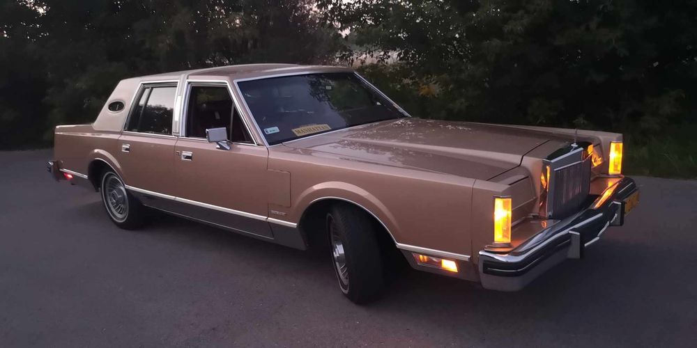 Samochód Zabytkowy Lincoln Continental Mark VI 5.0V8