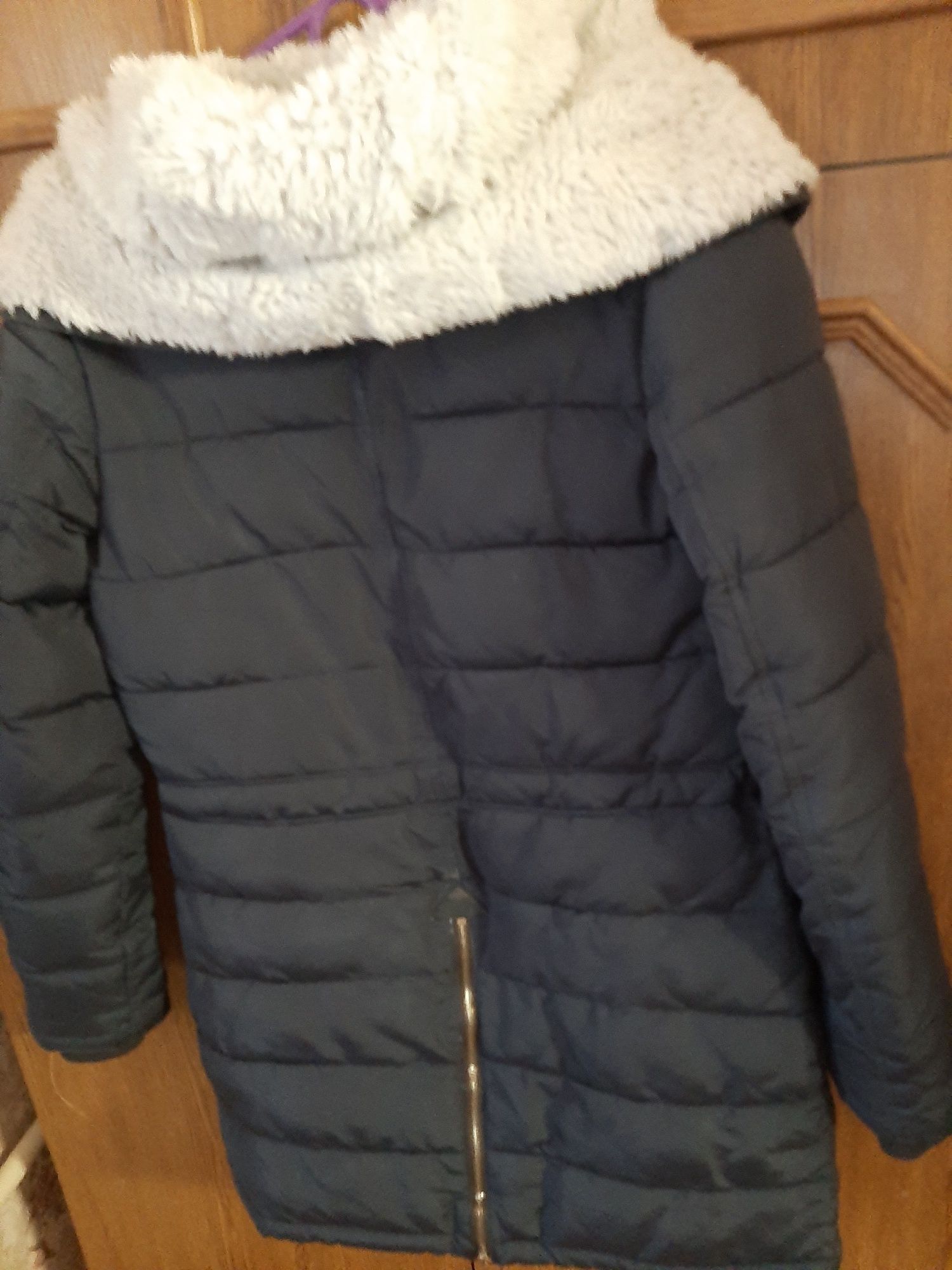 Зимова куртка жіноча розмір L.