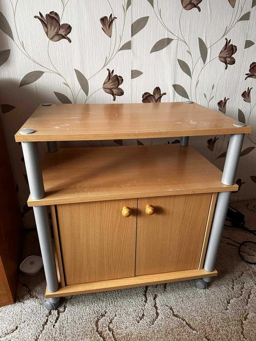 Szafka RTV / stolik na kółkach – jasne drewno, mała