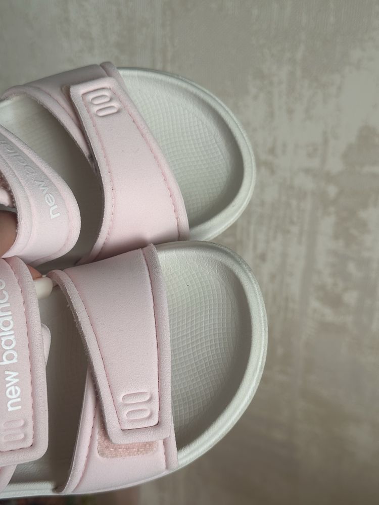 Дитячі босоніжки New Balance
