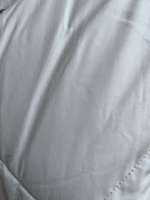 Демісезонна біла куртка із штучної шкіри