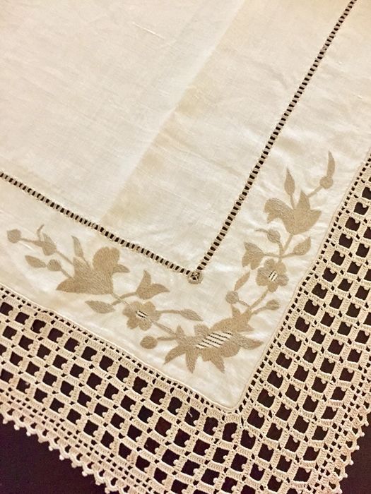 Toalha de mesa antiga em linho bordado e renda