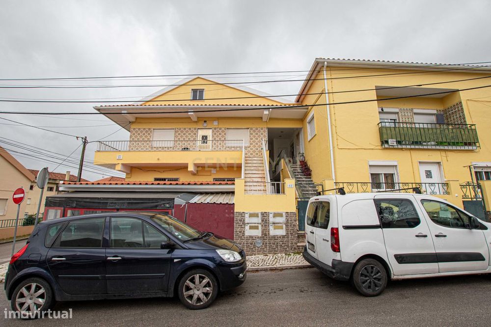 Moradia dividida em 3 apartamentos t2 , entradas independentes e mais