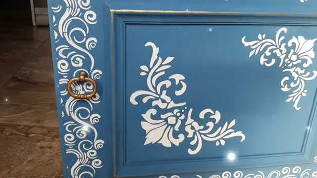 Ręcznie malowana farbami kredowymi szafka nocna, grafitowo-niebieska
