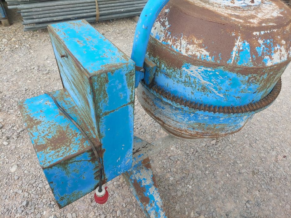 Betoniarka Typu Agro-Wikt Duża i Solidna Mieszalnik Transport