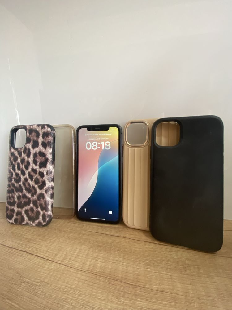 iPhone 11 64 GB plus 5 etui