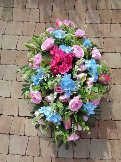 Wiosenny stroik na grób, kwiaty sztuczne, dekoracja funeralna