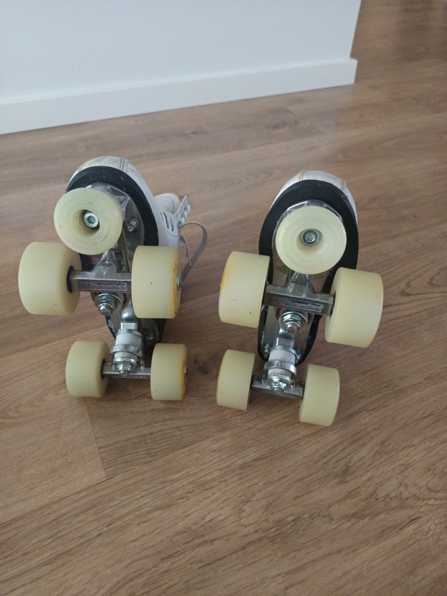 Patins de patinagem artística