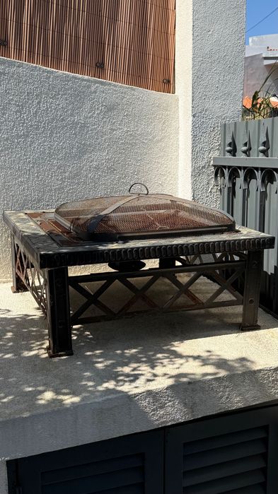 grelha de exterior  para churrascos ou fogueiras no jardim.