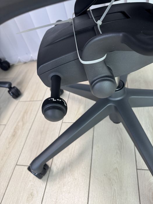 Herman Miller Aeron Remastered крісло офісне нове