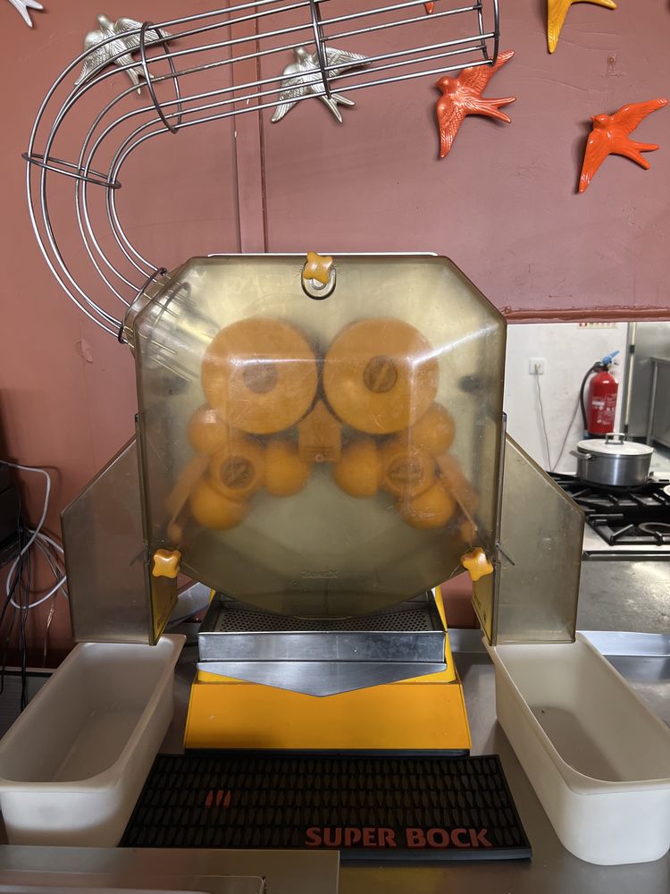 Máquina de sumo laranja