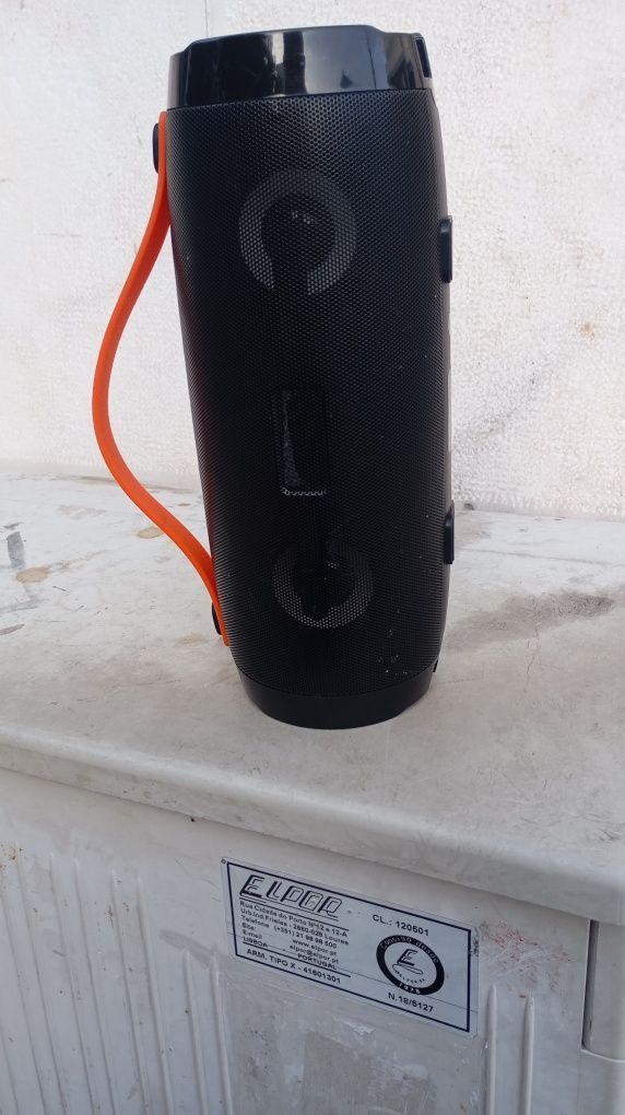 Coluna de som estilo JBL