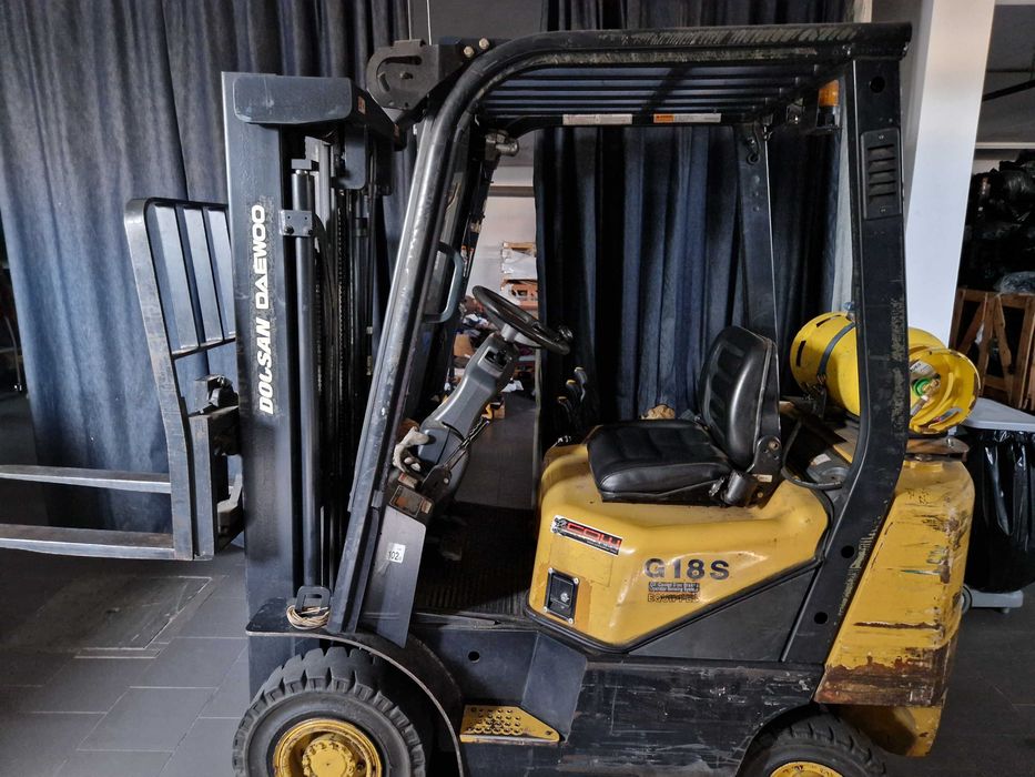 Empilhador Doosan Daewoo a Gás - Triplex.