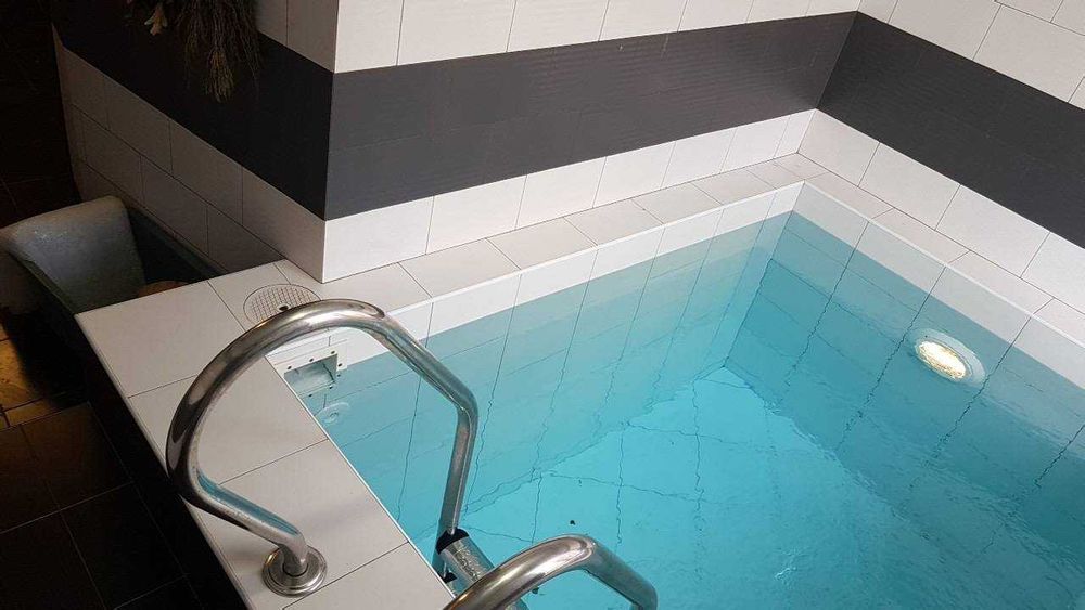 Будівля на фасаді дороги під комерційну діяльність: магазин, СТО, тощо