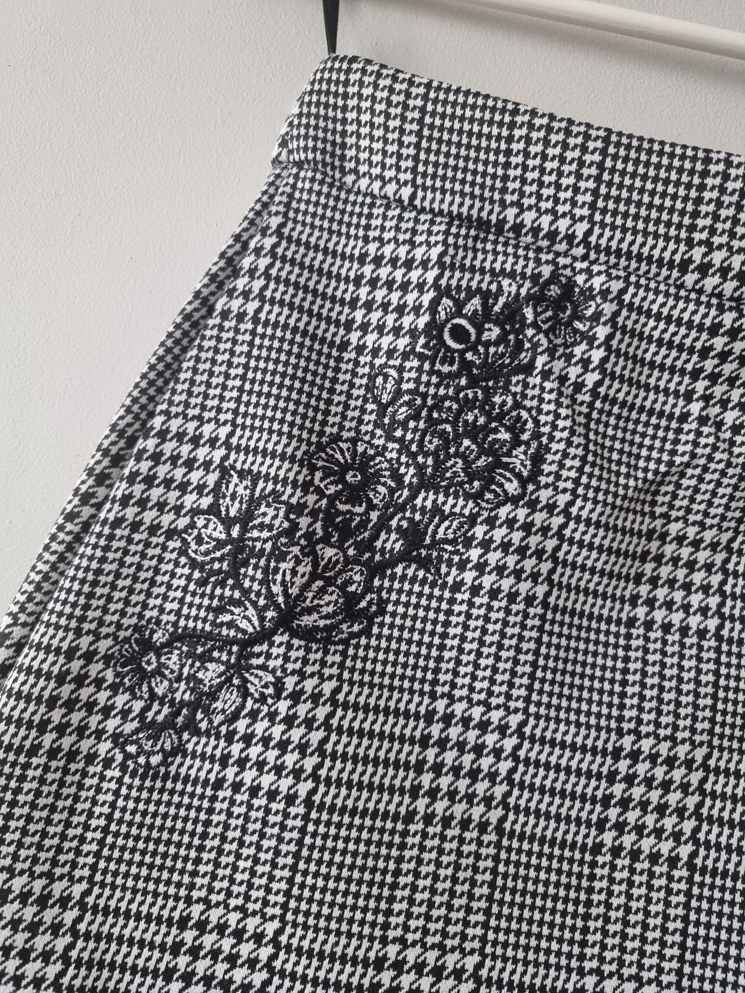 Szara spódniczka damska z haftowanymi kwiatami rozmiar S Dorothy Perki