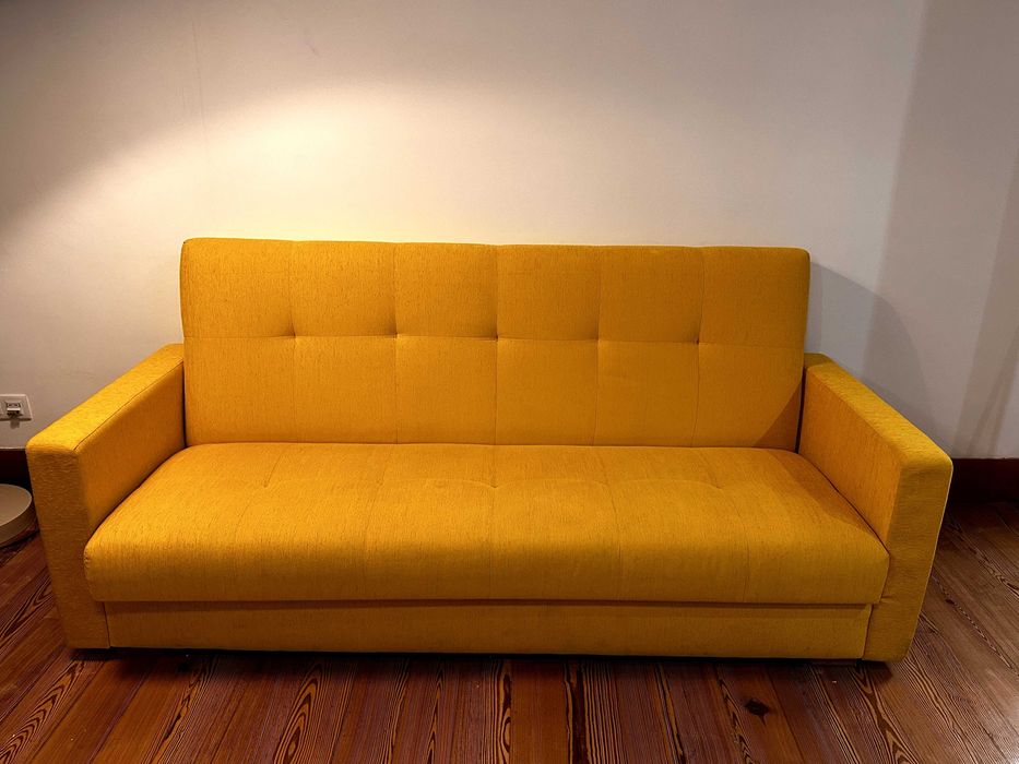 Sofá Cama Amarelo com 2,17cm de comprimento