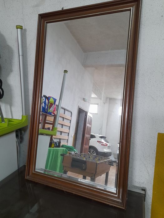 Espelho com moldura em madeira