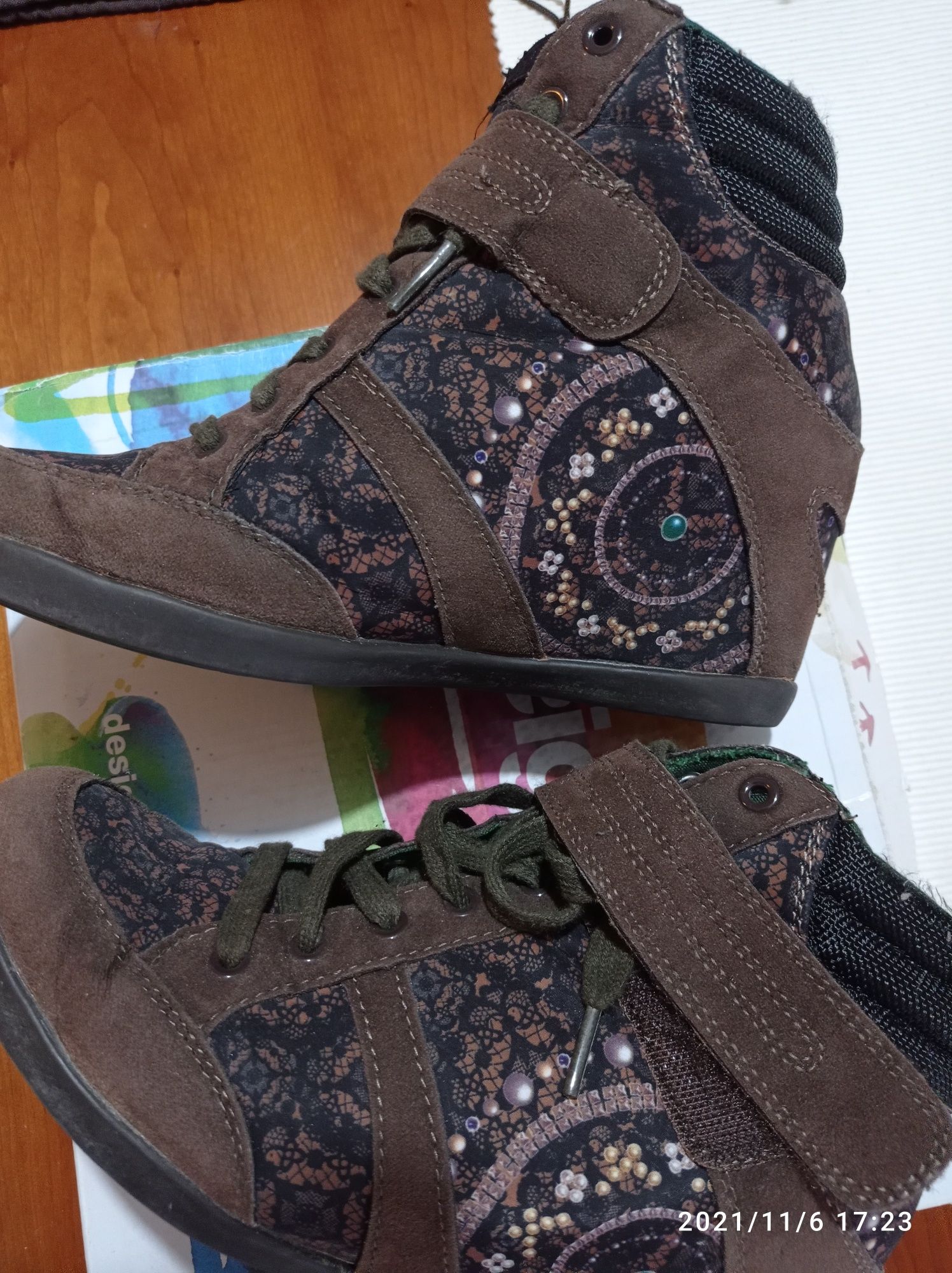 Botas desigual com salto em cunha