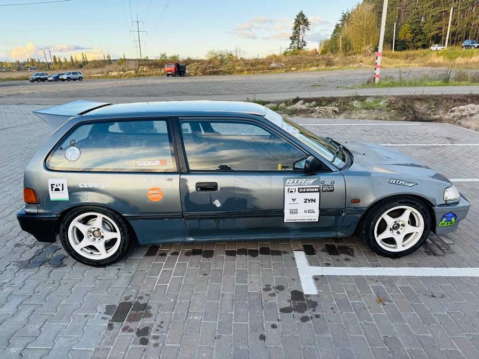 Продам машину підготовлену до змагань та трек днів