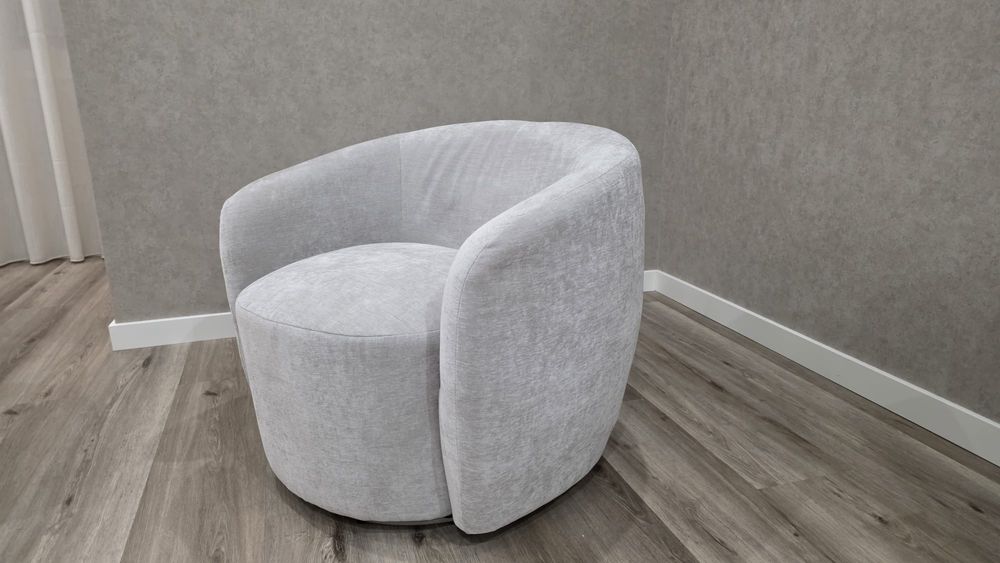 Cadeirão lindo  rotativa Chenille bege / acizentado
