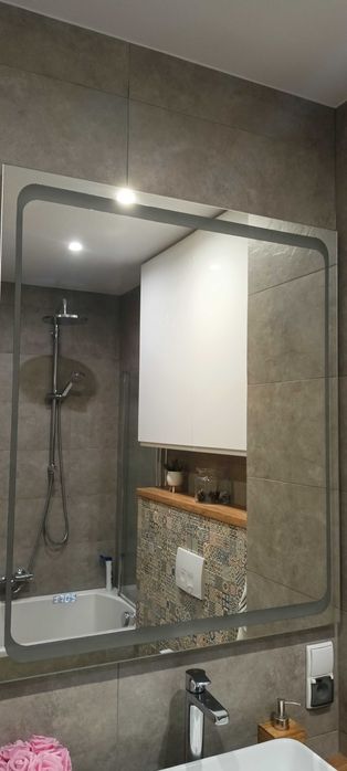 Lustro łazienkowe podświetlane LED