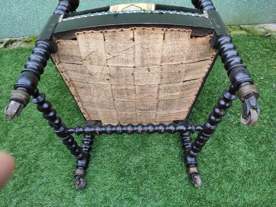 stary fotel tron w stylu Napoleona III