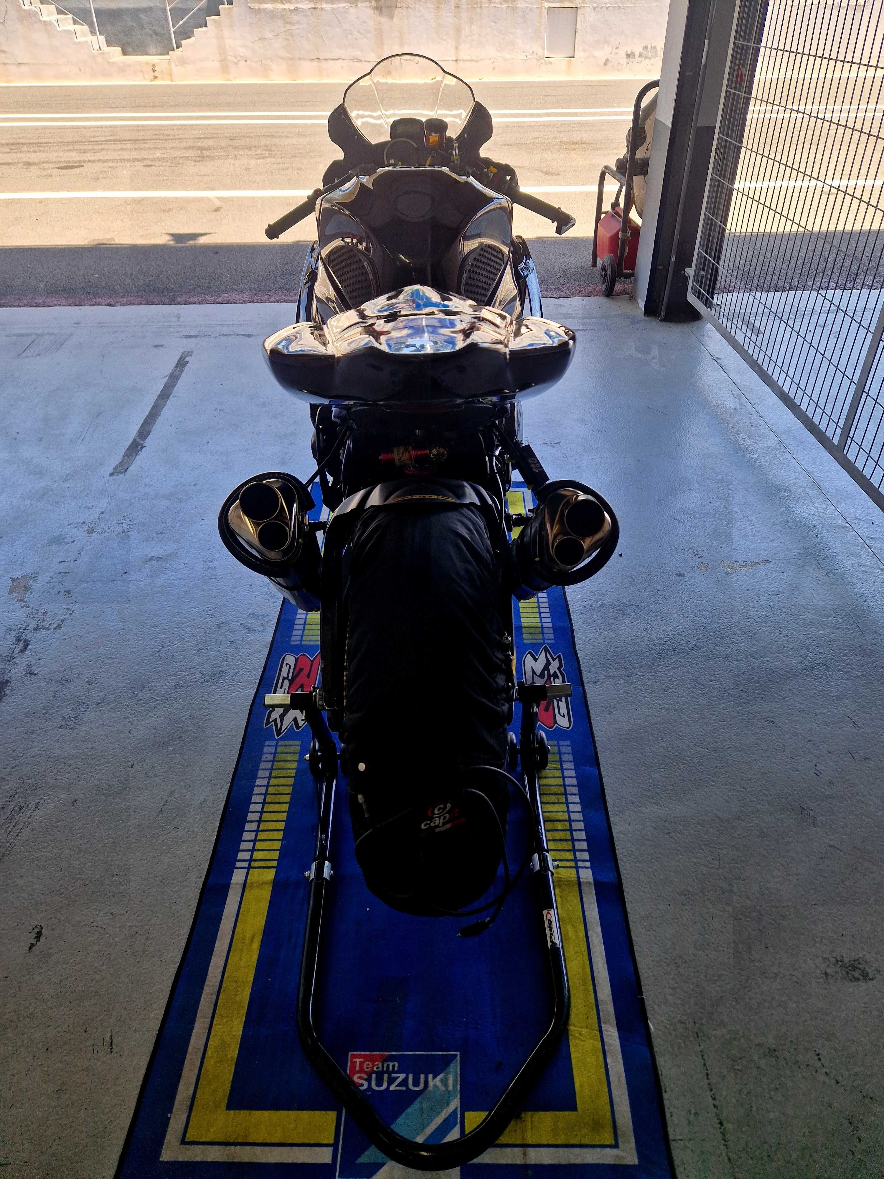 Suzuki gsxr 1000 L0 de circuito