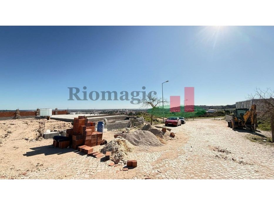 Lote com viabilidade de construção em Alenquer***RIOMAGIC***