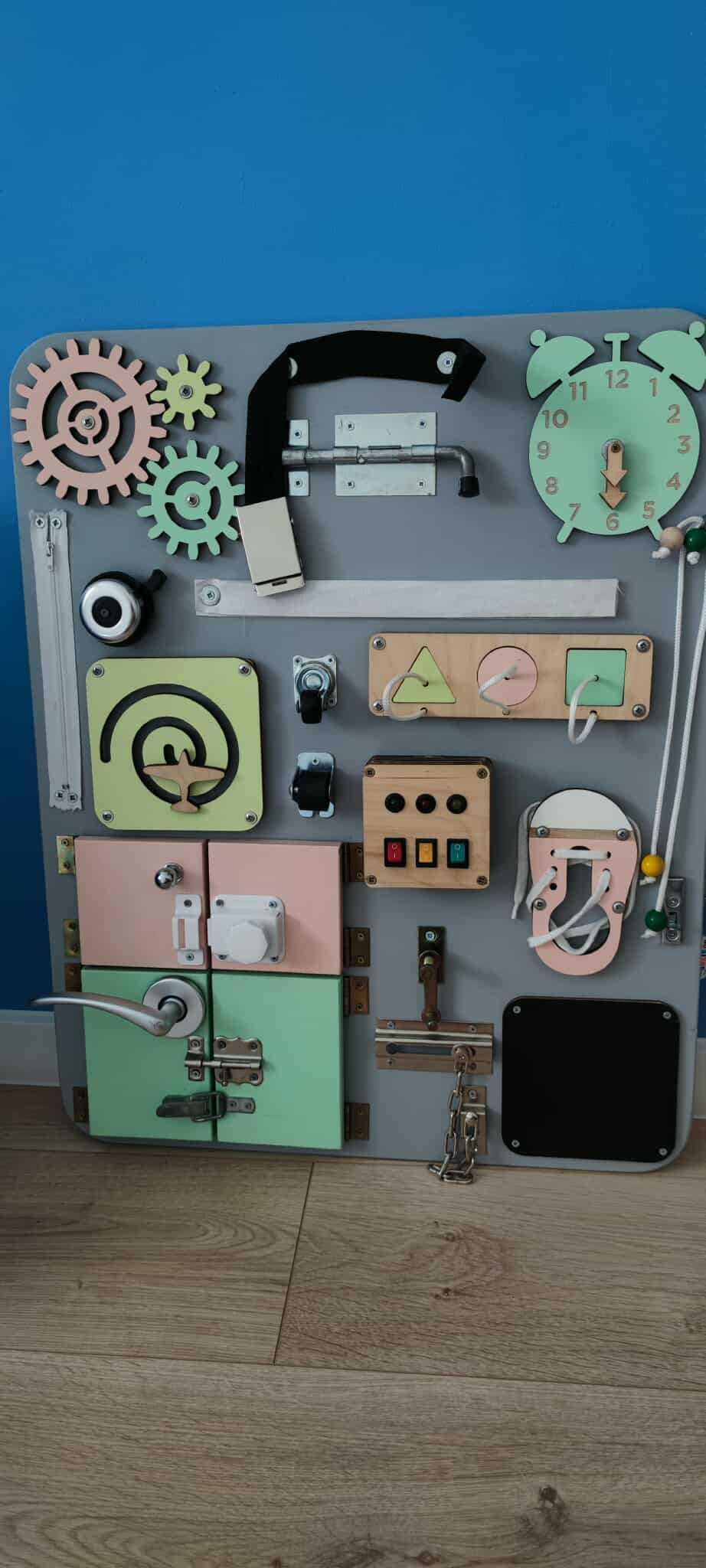 Woobiboo tablica manipulacyjna edukacyjna sensoryczna