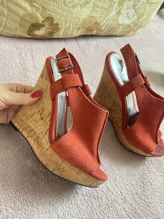 Босоніжки віддам 36р