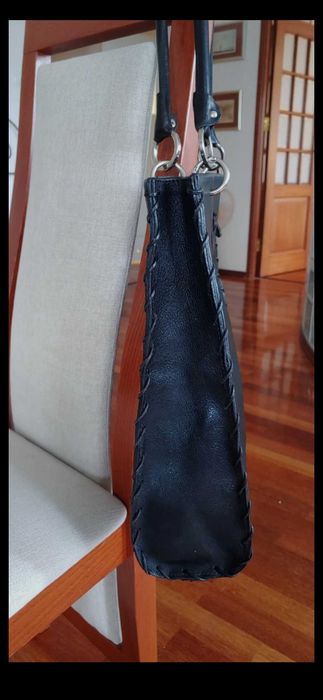 Mala em pele nova. Muito bonita.