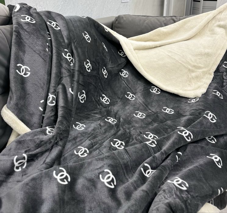 Велюровий плед на міху