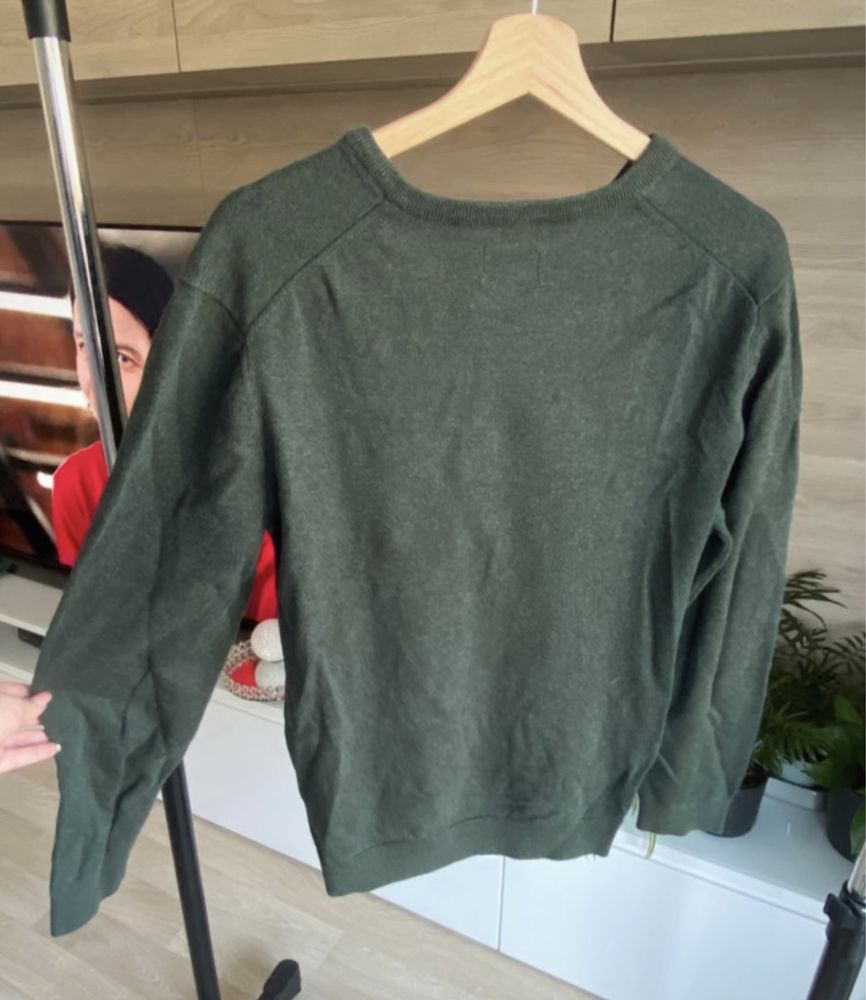 Sweter w serek zielony