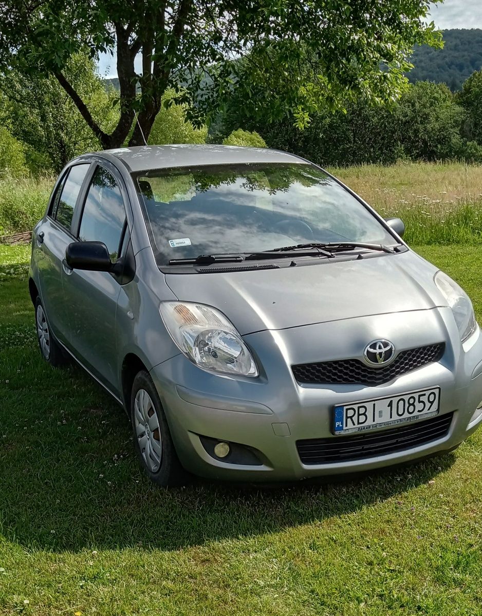 Toyota Yaris.     2010 r.