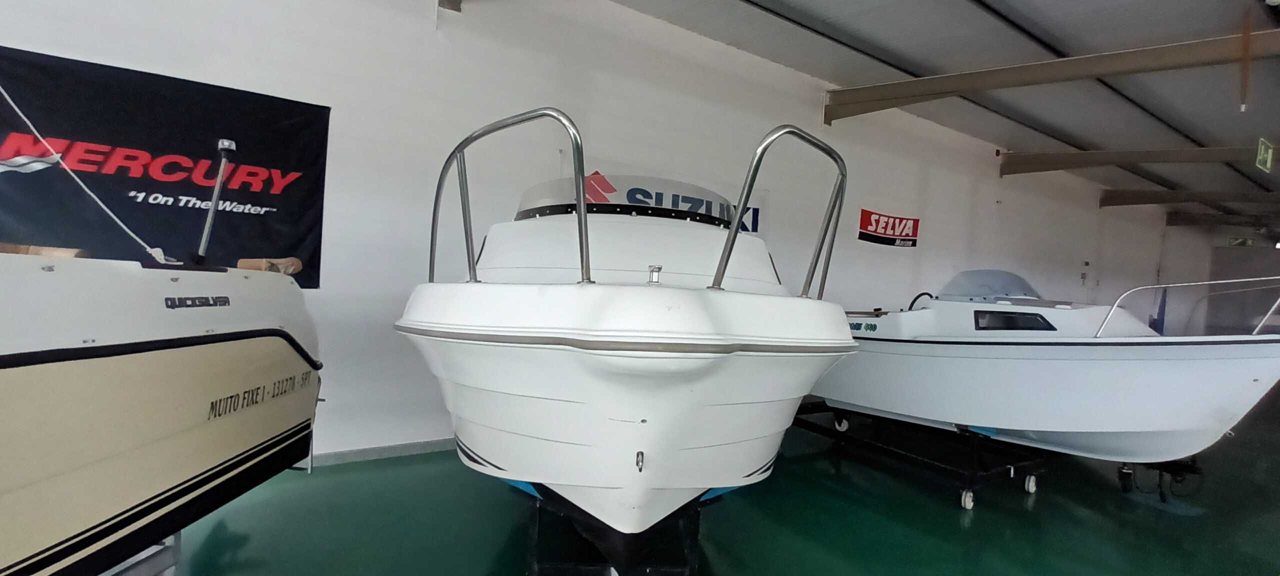 Barco QUICKSILVER 420 com o motor MERCURY 40HP 4t EFI