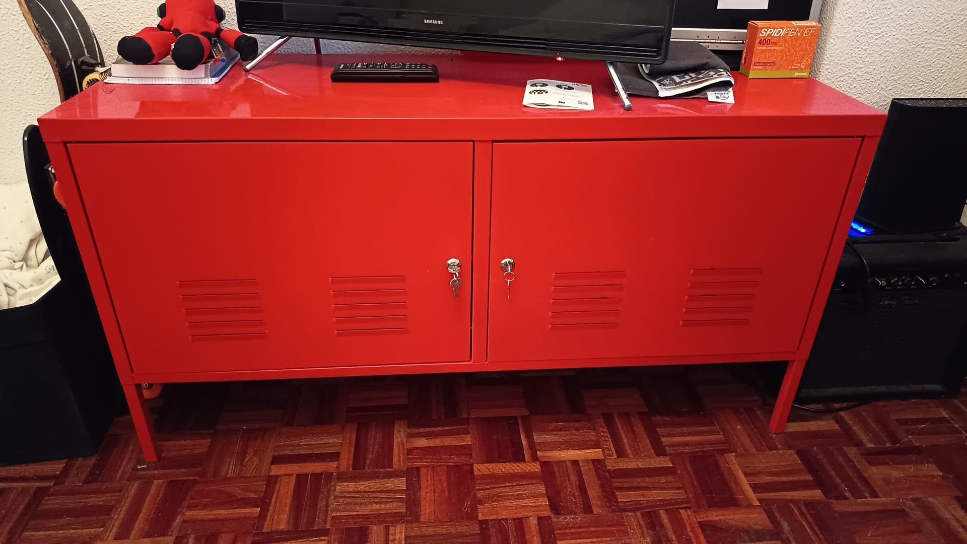 Móvel vermelho em bom estado